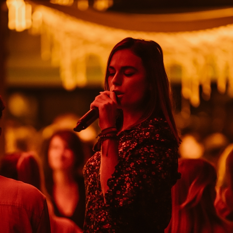 Chanteuse lors d'un évènement Chanteuse sur le terrasse de l'établissement