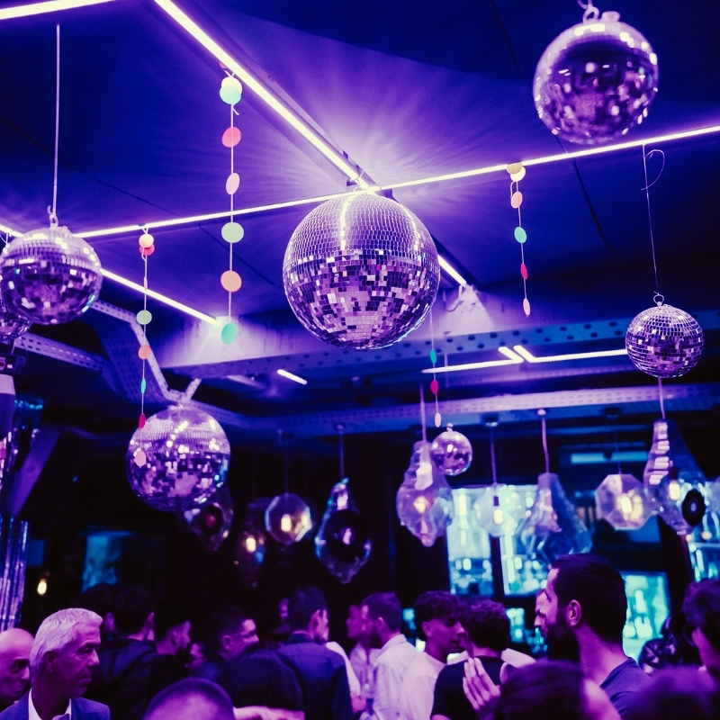 Evenement soirée disco Boules à facettes accrochées au plafond